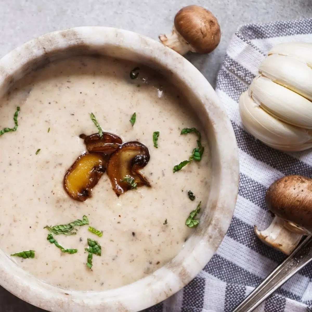Krim sup cendawan buatan sendiri terbaik dalam mangkuk marmar.