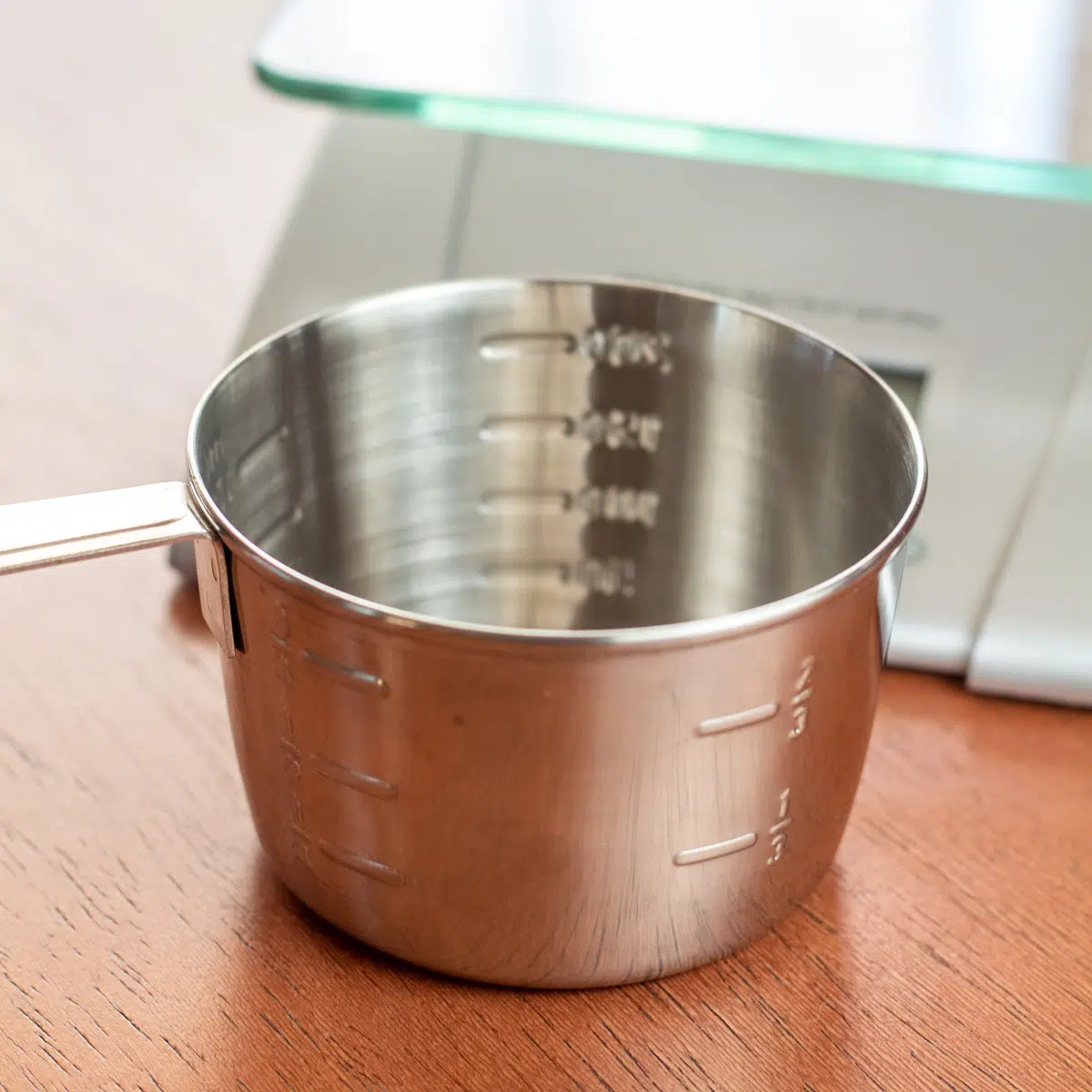 調理やベーキング中にすばやく変換するためのカップのグラム数。