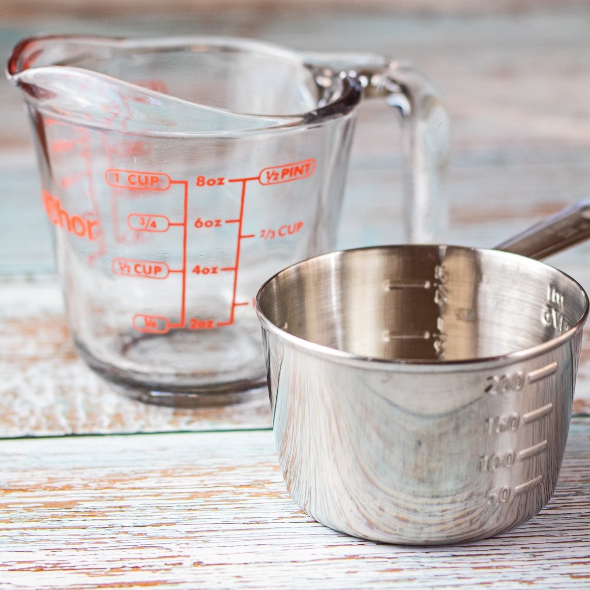 Quante once in una tazza con un confronto per misurazioni sia liquide che secche.