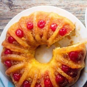 Cara mengeluarkan kue dari bundt pan dalam keadaan utuh tanpa pecah.