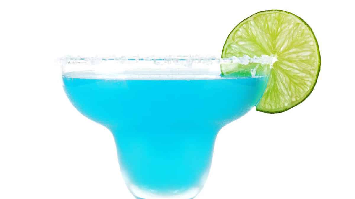 La mejor receta de cóctel margarita azul para hacer una bebida divertida!