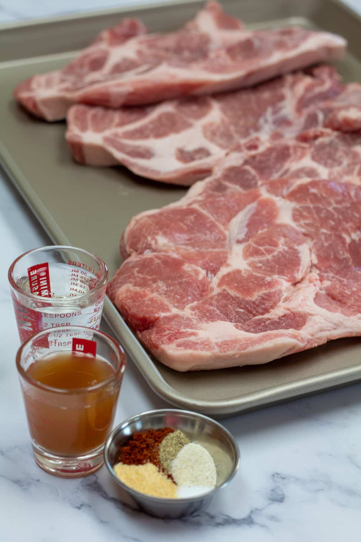 Izgara domuz eti biftek malzemeleri ızgaradan önce domuz eti hazırlamaya hazır.