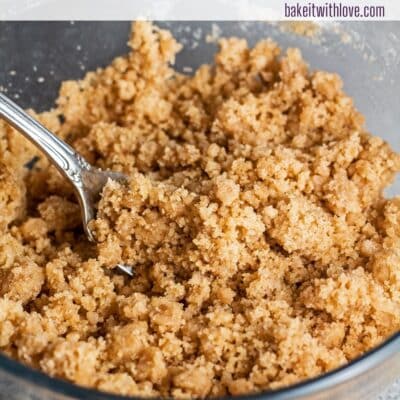 How to make streusel crumb topping pin with text header.