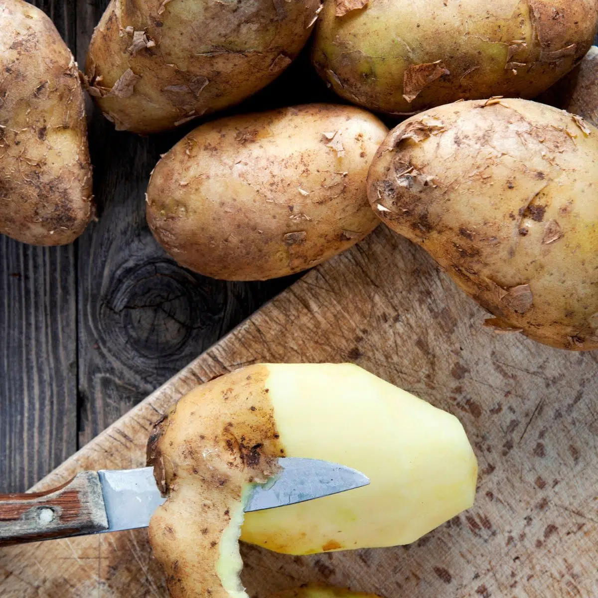 As melhores batatas para purê de batatas começando com russets, como mostrado aqui.