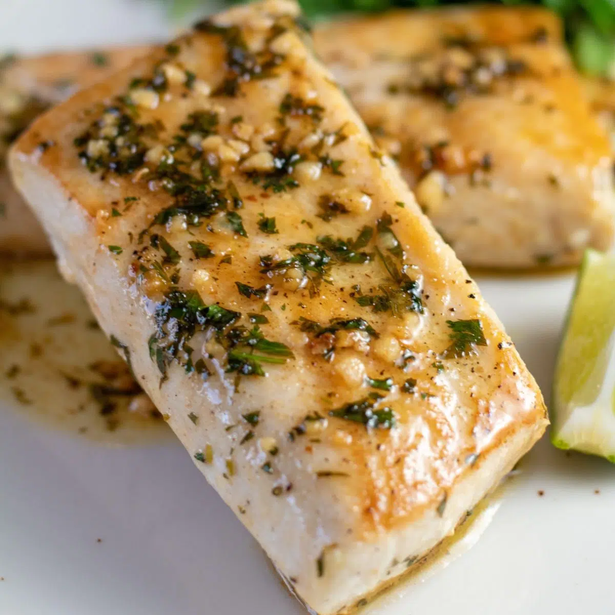 ¿Qué es el pescado mahi mahi y cómo usarlo como esta sabrosa porción en un plato blanco?