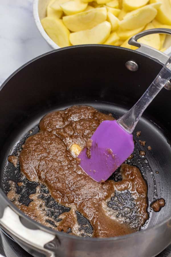 Image de processus 4 montrant du beurre fondu, du sucre et des épices pour tarte aux pommes.
