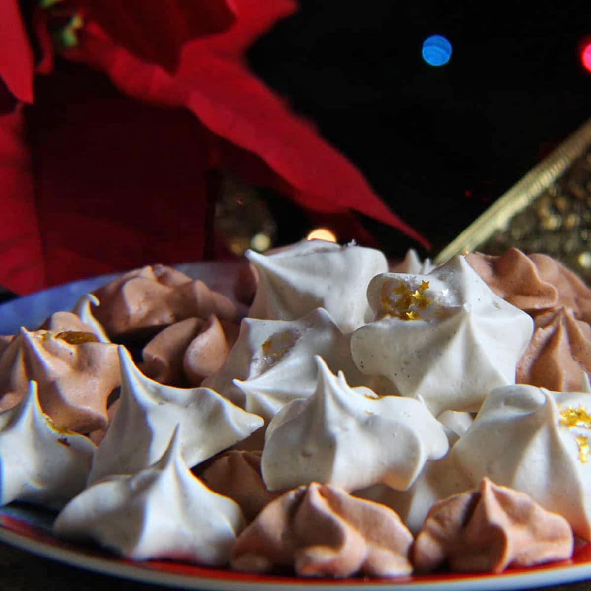 Vierkant beeld van eierpunch meringue kerstkoekjes.