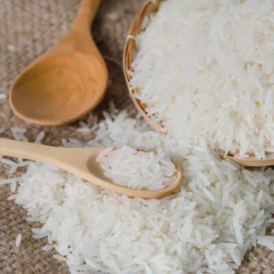 Imagem quadrada de arroz branco em uma tigela.