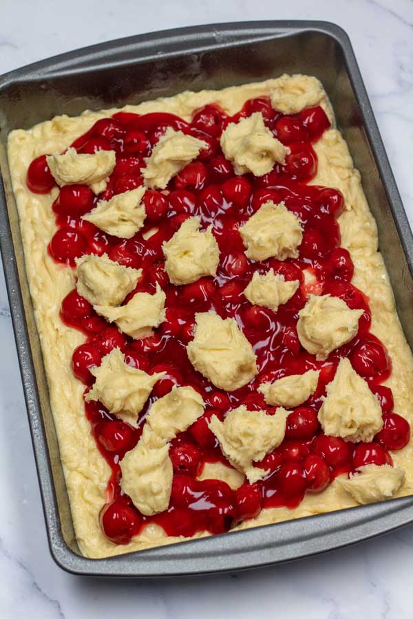 Изображение процесса 10, показывающее тесто для пирога, добавленное поверх начинки для вишневого пирога.