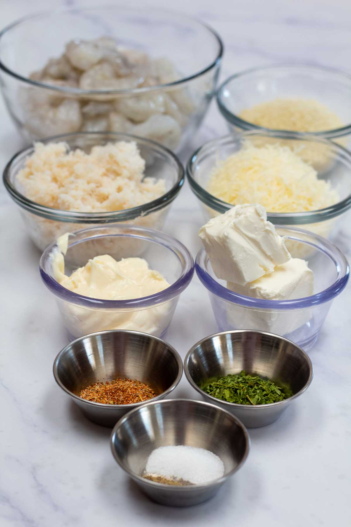 Immagine alta che mostra gli ingredienti necessari per i gamberetti ripieni di granchio.