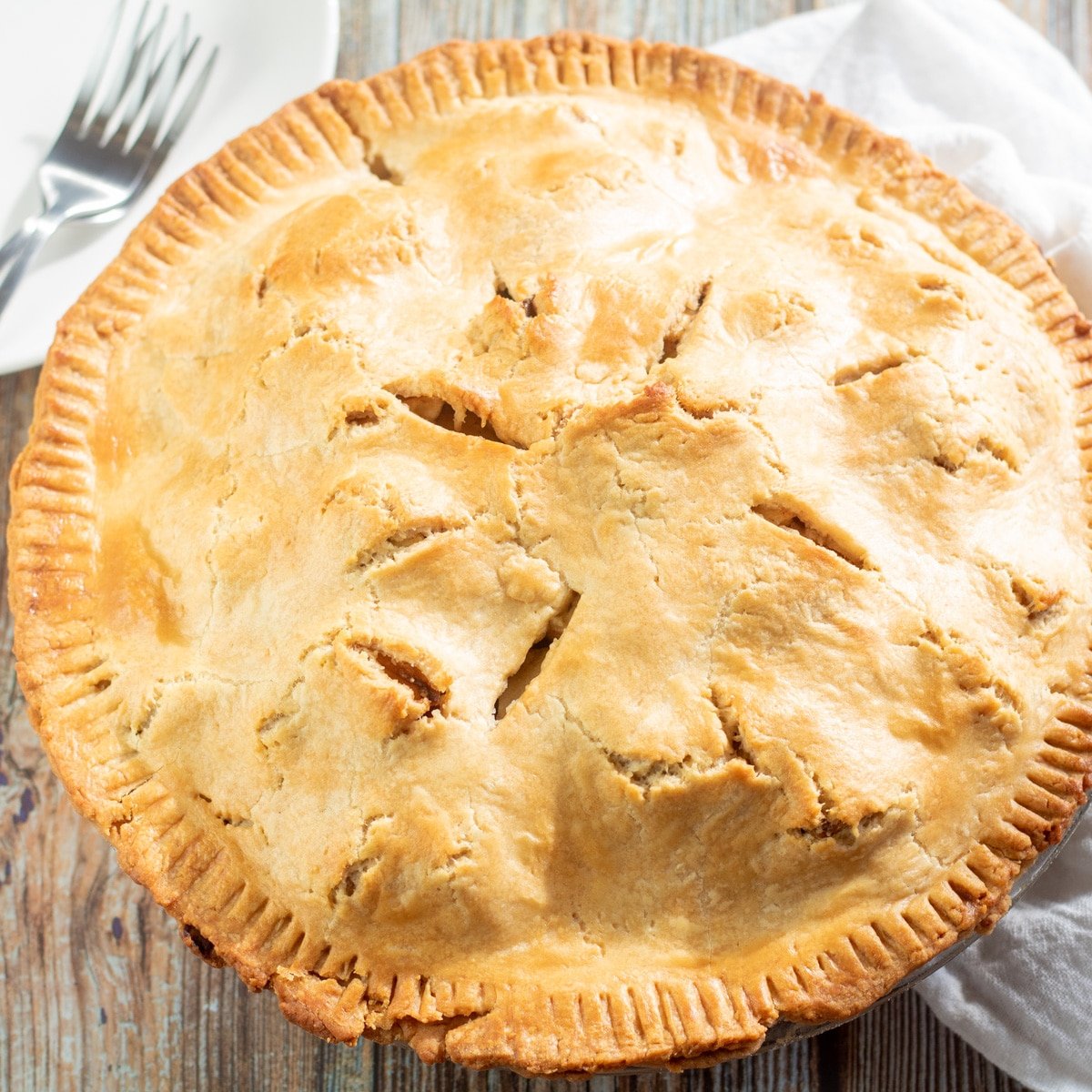 Квадратное изображение, показывающее яблочный пирог Гренни Смит.