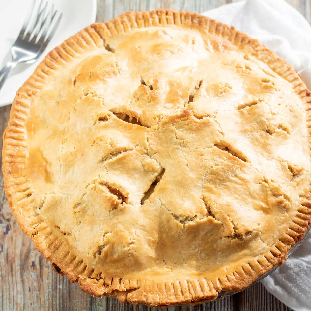 Квадратное изображение, показывающее яблочный пирог Гренни Смит.