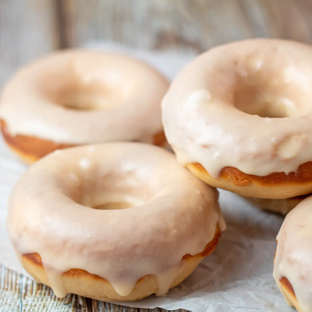 Imagem quadrada de donuts assados ​​com manteiga de amendoim.