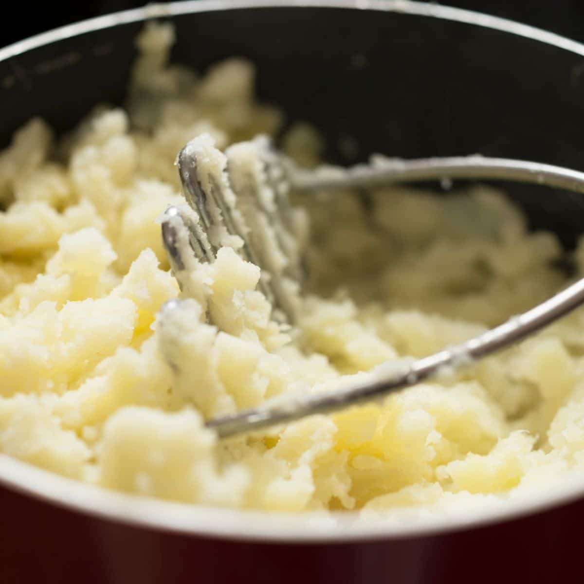 Image carrée de purée de pommes de terre dans une casserole.