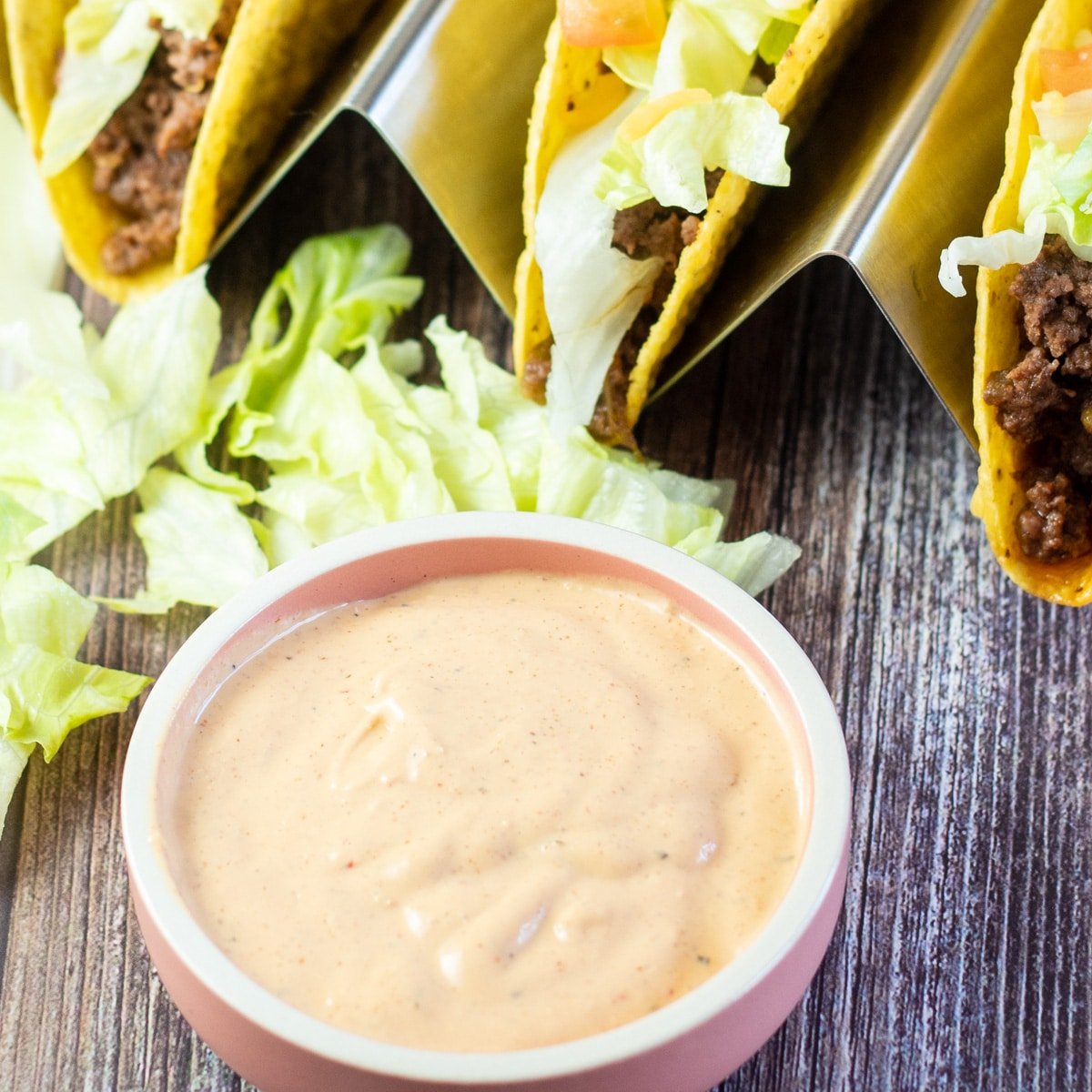 Fyrkantig bild av taco bell kryddig ranchero sås copycat i en liten skål.