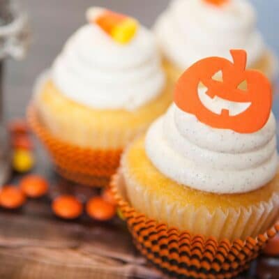 Best Halloween cupcake recipes to bake like these tasty vanilla bean cupcakes with Halloween decor.