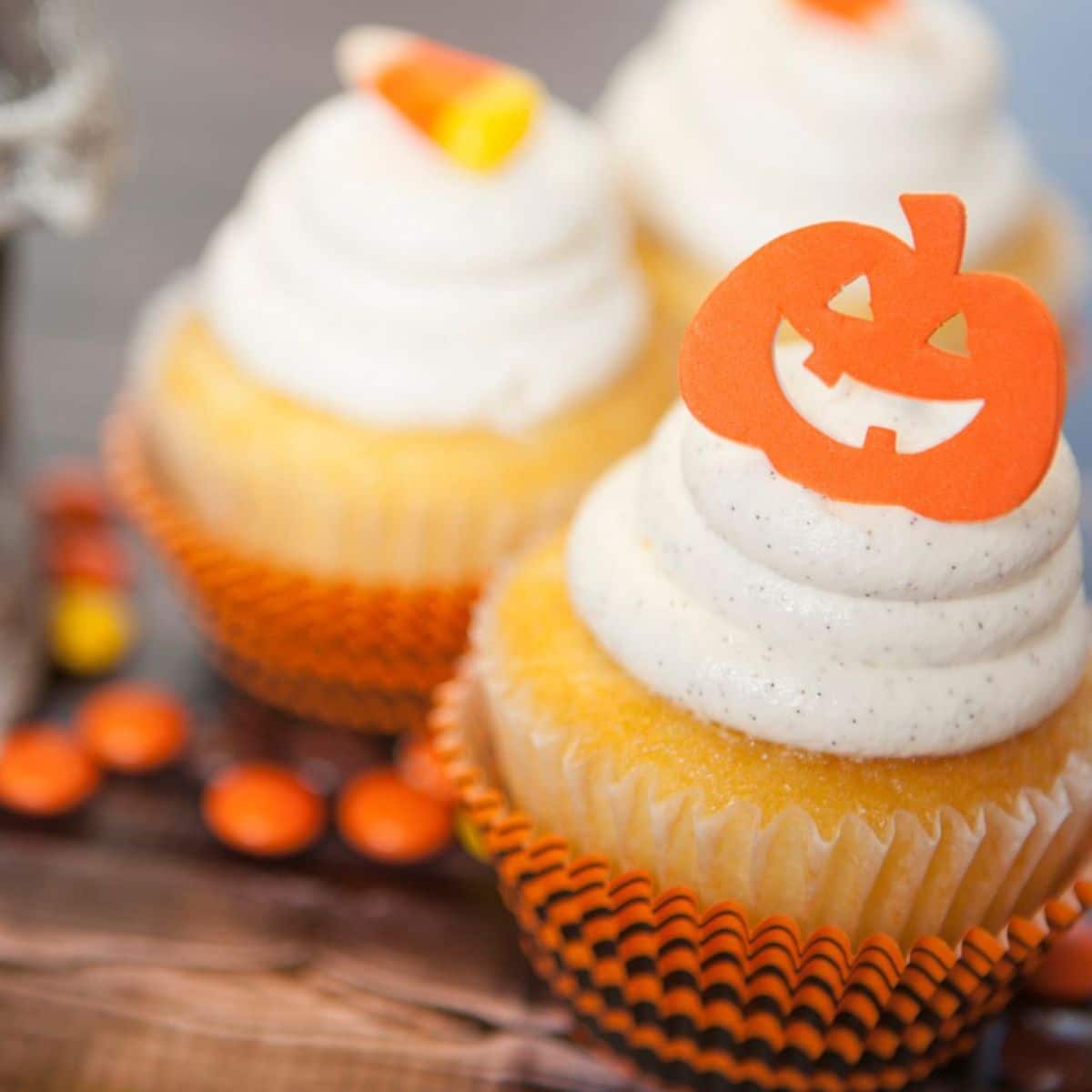 Die besten Halloween-Cupcake-Rezepte zum Backen wie diese leckeren Vanilleschoten-Cupcakes mit Halloween-Dekor.