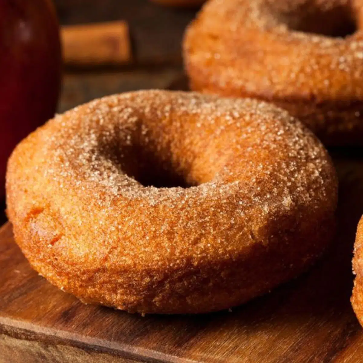 Imagem quadrada de donuts de cidra de maçã assada.