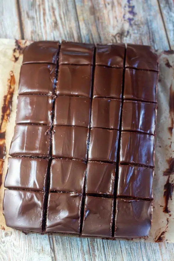 Process image 12 showing sliced chocolate cake.