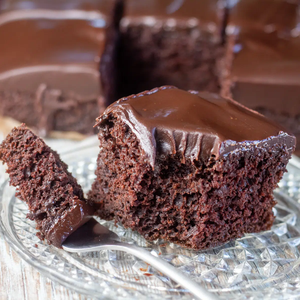 Квадратное изображение легкого шоколадного торта.