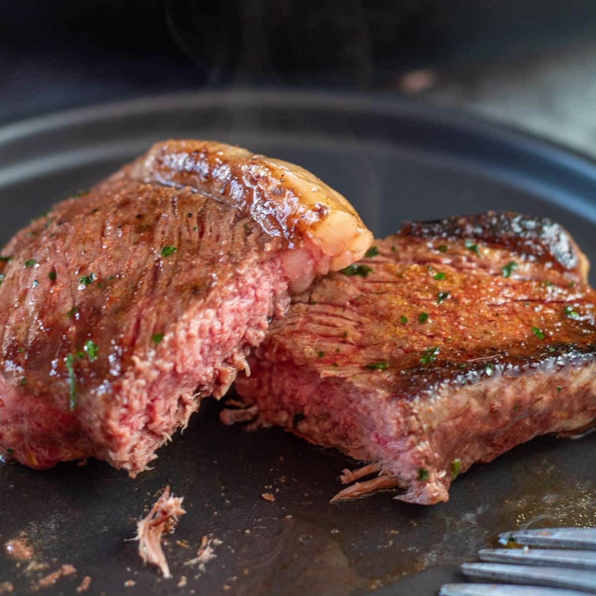 Qu'est-ce que la coupe de steak picanha et comment la cuisiner au mieux comme ces steaks poêlés.