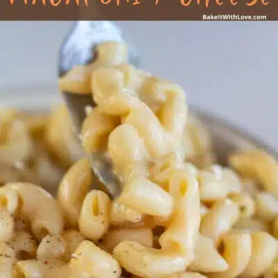 Pin image with text of instant pot mac and cheese.