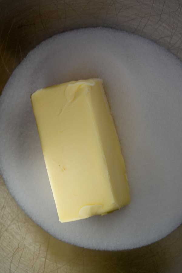 Bearbeta bild 1 som visar smör och socker i en mixerskål.