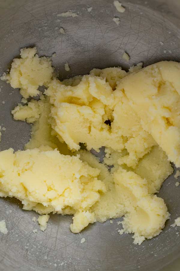 Elaborare l'immagine 2 che mostra la crema di burro e zucchero in una terrina.