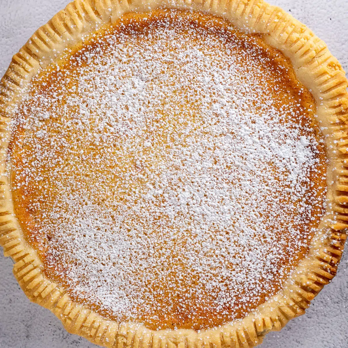 Квадратное изображение пирога с пахтой.