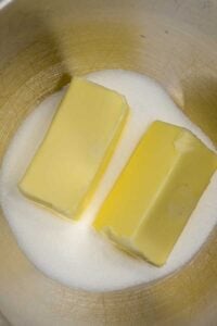 Коледни захарни блокчета процес снимка 1 добавете омекналото масло и захарта.