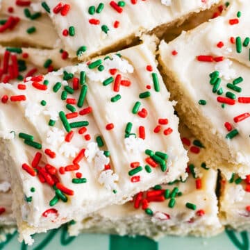 As melhores barras de biscoito de açúcar de Natal para assar para a temporada de férias, empilhadas em uma travessa festiva em forma de árvore.