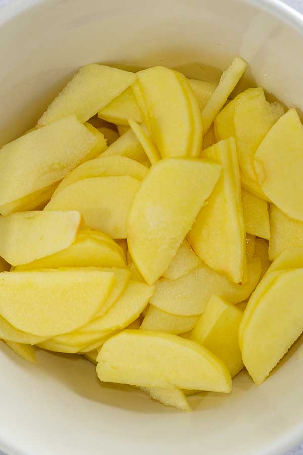 Process image 1 showing sliced apples in a mixing bowl.
