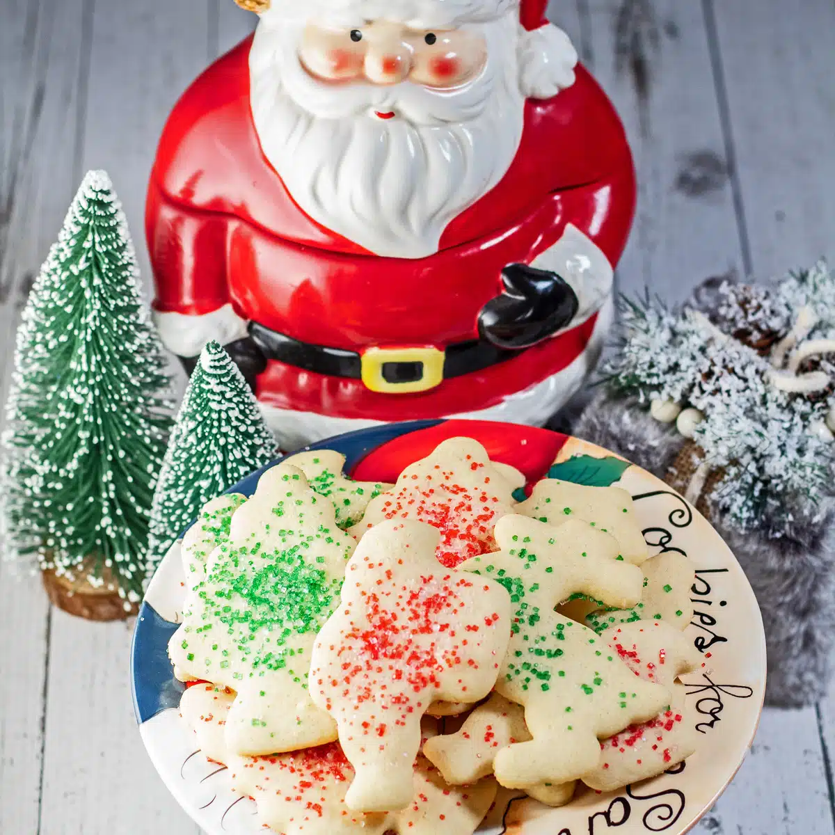 Büyük Büyükannem Ethel'den en iyi pudra şekerli kurabiye eski tarifi, Noel Baba tabağı için kurabiyelerde pişirilip servis edilir.