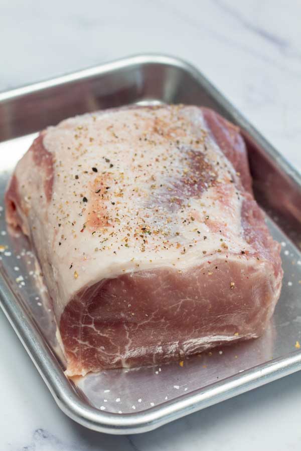 Proses görüntüsü 1, baharatlanmış domuz antrikot rostosunu gösteriyor.