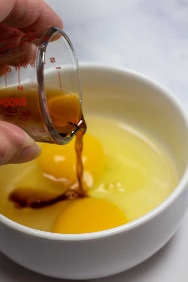 Processbild 6 som visar tillsättning av vaniljextrakt till ägg.
