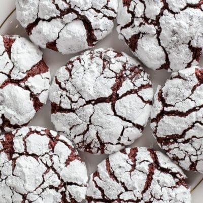 Bestes Rezept für rote Samt-Crinkle-Cookies mit köstlich zarten Craquelé-Keksen auf dem Teller.