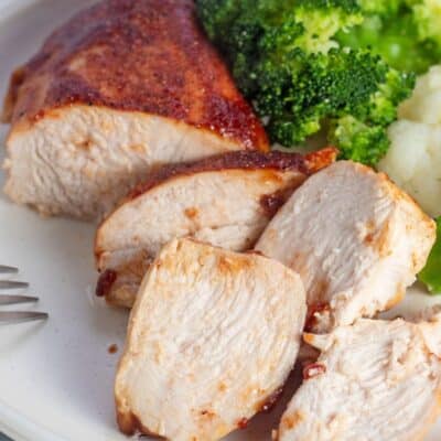皿にスライスした鶏の胸肉の正方形の画像。