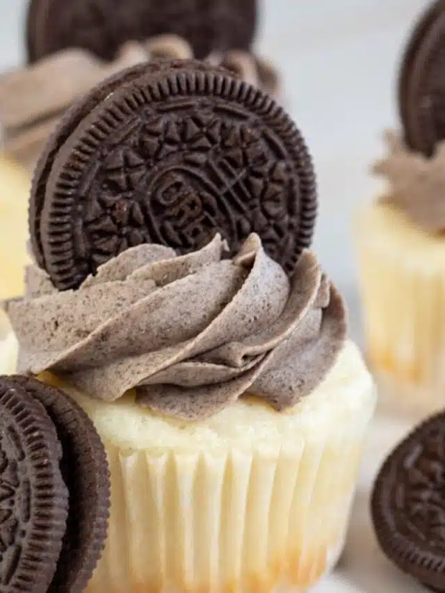 Oreo Buttercream Frosting Recipe (Cookies & Cream Frosting For Cakes, Cupcakes & More)
