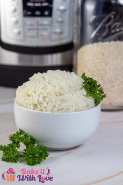 Vysoký obrázek dlouhozrnné bílé rýže vařené v instantním hrnci.