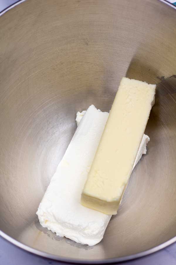 Procesní obrázek 1 zobrazující máslo a smetanový sýr v mixovací nádobě.