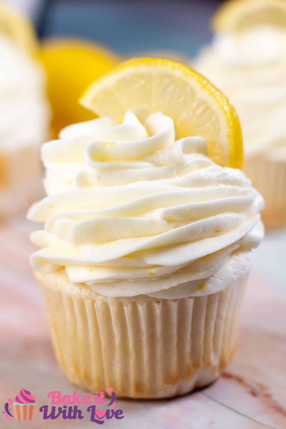 Vysoký obrázek hrnkového dortu s citronovou polevou ze smetanového sýra.