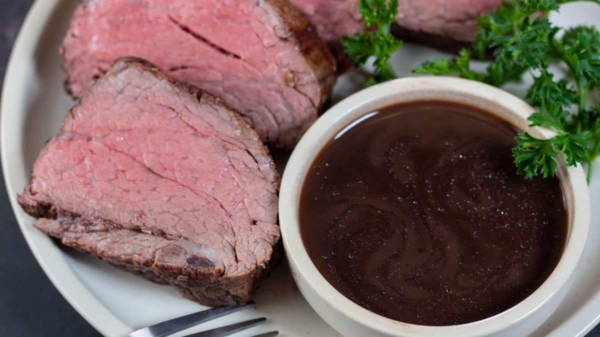 Tag ud twinkle affald Red Wine Reduction Sauce: An Easy & Elegant Steak Condiment