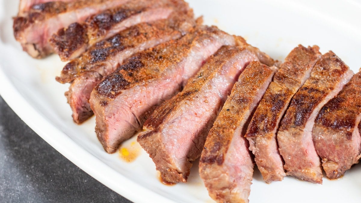 Dilimlenmiş sous vide New York bifteğinin geniş görüntüsü.