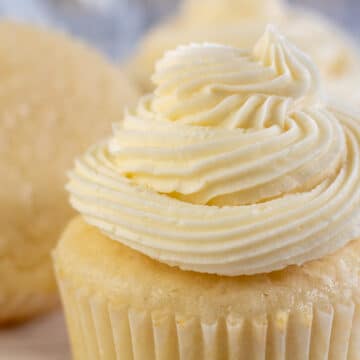 Breites Bild mit Vanille-Buttercreme-Zuckerguss auf einem Cupcake.