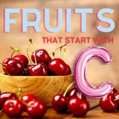 Frutti che iniziano con c come illustrato con una ciotola di ciliegie su sfondo marrone chiaro con sovrapposizione del titolo del testo.