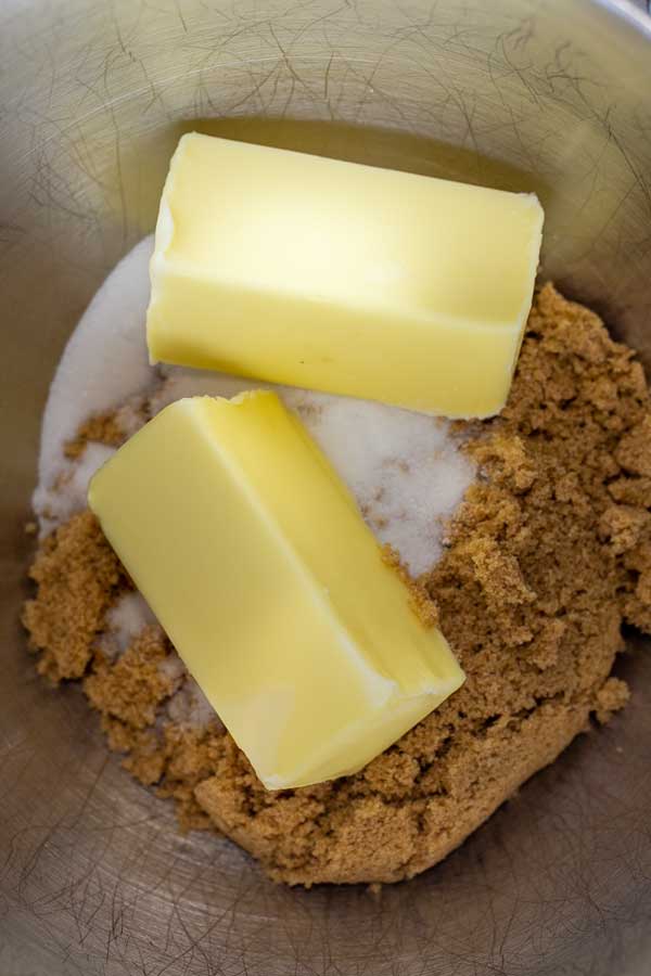 Erdnussbutter-Nutella-Kekse verarbeiten Foto 1 Butter und Zucker bereit zum Zusammencremen.