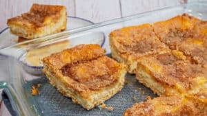Bedste sopapilla cheesecake bars opskrift bagt indtil velsmagende og gylden perfektion, skåret i skiver og serveret i store firkanter.