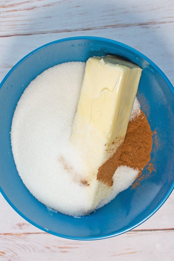 Sopapilla cheesecake bars proces foto 6 tilføj topping ingredienser i en lille til mellemstor røreskål.