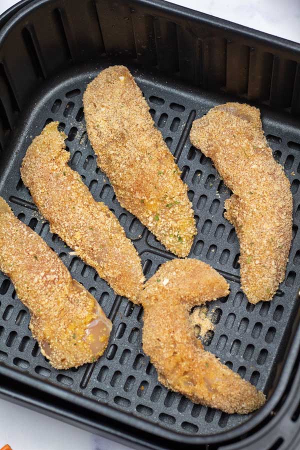 Obradite sliku 4 koja prikazuje piletinu u fritezi.