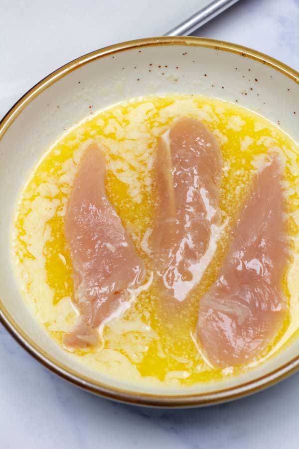 Обработете изображение 3, показващо пилешко филе в разтопено масло.